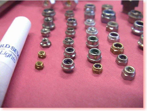 整列して並べられた小型金属ナットの製品群