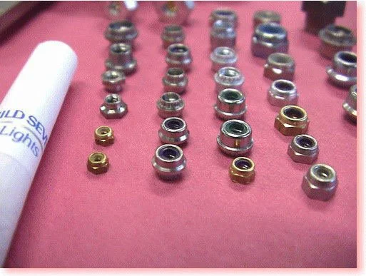 様々なサイズのミニチュアナイロンインサートロックナットとオールメタルロックナットのサンプル