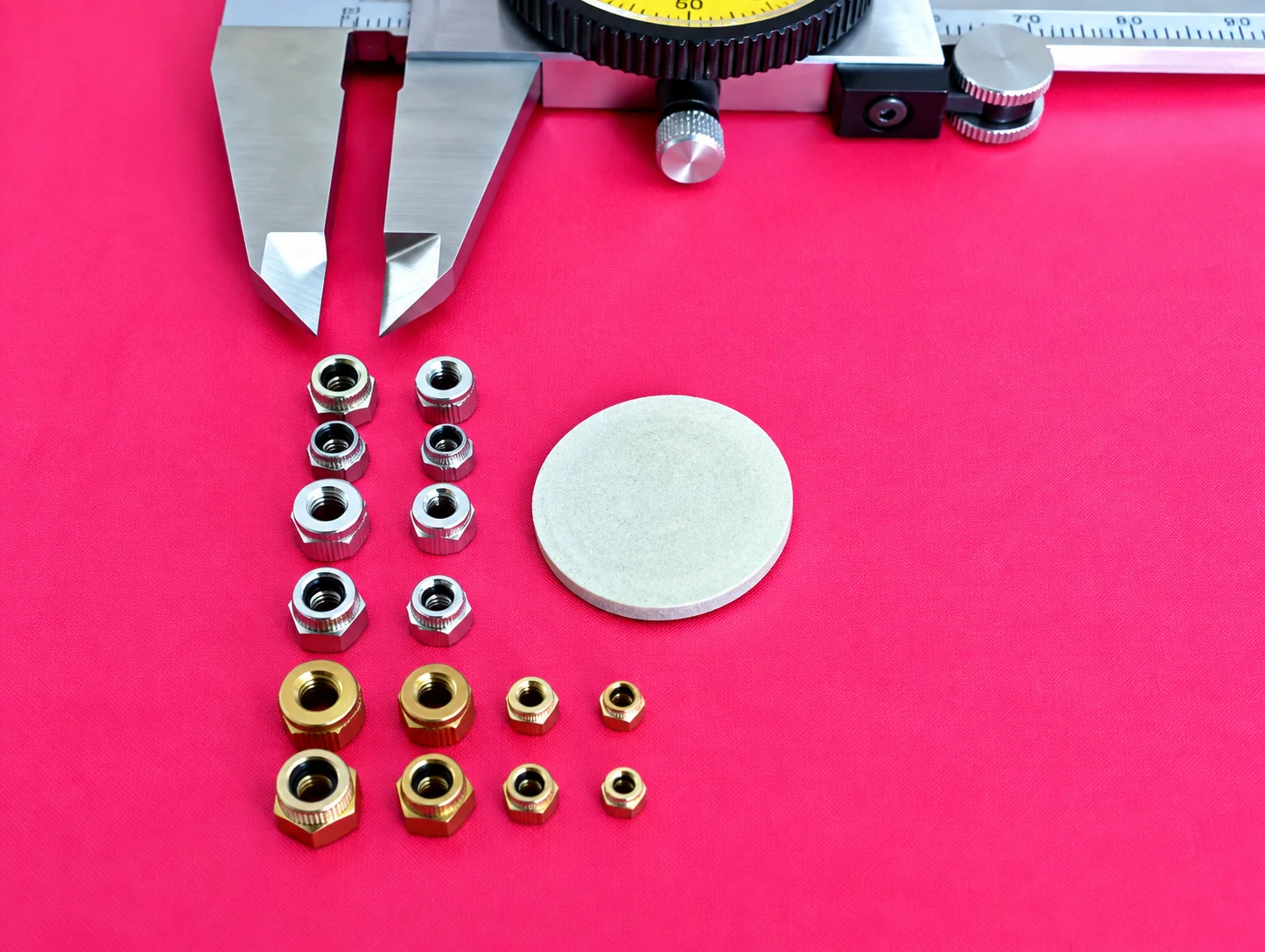 キャリパーとダイヤルゲージで測定される、様々なサイズのロックナット製品群