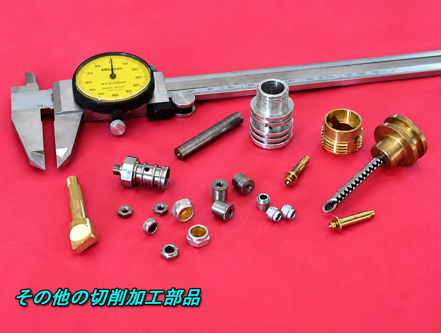 ピンクの背景に並べられた多数の特殊ステンレスロックナットとカスタム部品、ノギスと工具とともに撮影